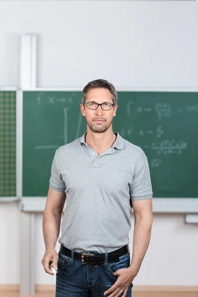 Professor em pé na sala de aula — Fotografia de Stock