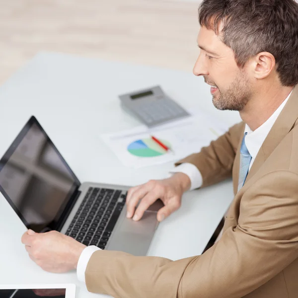 Affärsman som arbetar med laptop på skrivbordet — Stockfoto