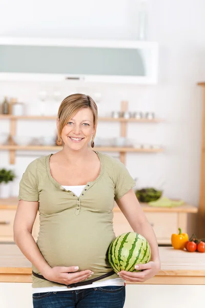 Ler gravid kvinna med vattenmelon — Stockfoto