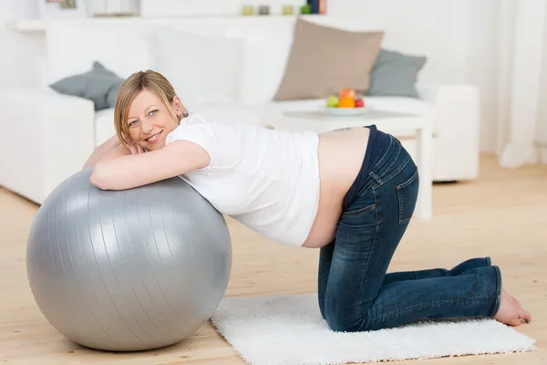 Sorrindo Mulher Grávida Exercício com Pilates — Fotografia de Stock