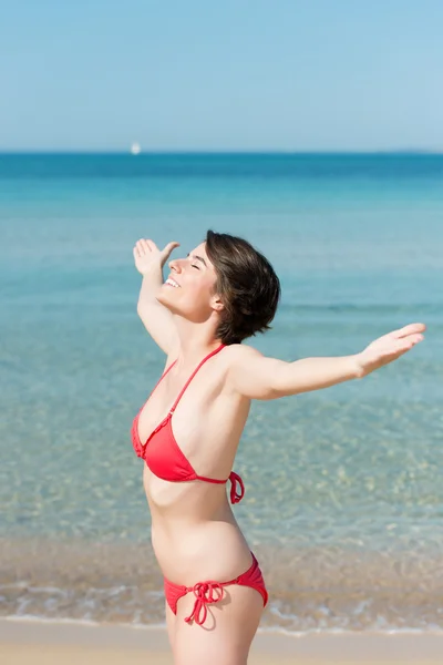 Femme en maillot de bain rouge — Photo