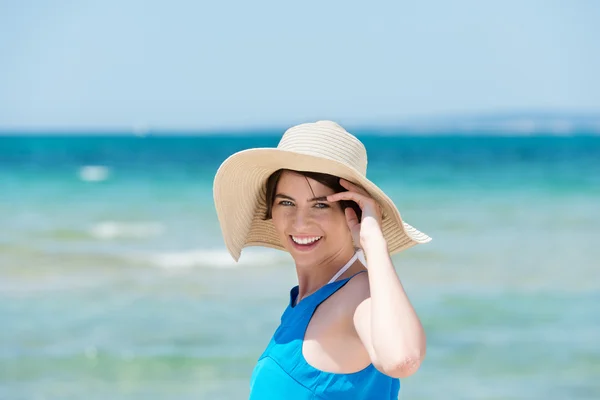 Woman in beach — Stock Photo, Image