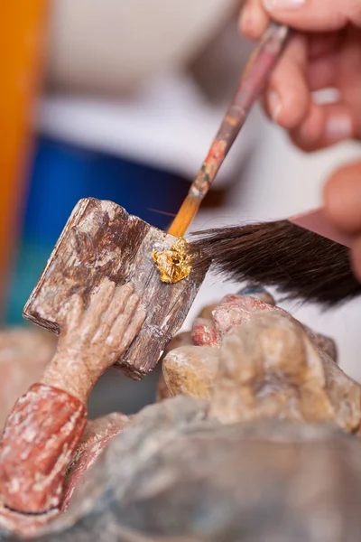 Руки женщины работают над статуей в мастерской — стоковое фото