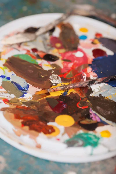 Paintbrush On Messy Palette In Workshop — Stock Photo, Image
