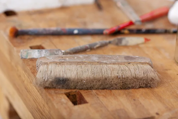 Brush On Wooden Table In Workshop — Stock Photo, Image