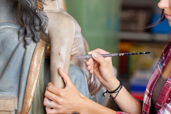 Estatua de limpieza de mujer con pincel — Foto de Stock
