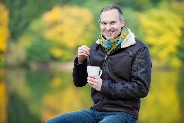 Man Dipping Tea Bag In Cup Outdoor — Stok Foto