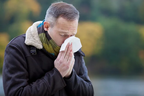 Man dragen jas lijden aan koude — Stockfoto