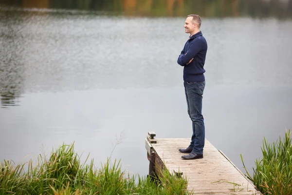 Man With Arms Crossed Standing On Pier — Stock Photo, Image