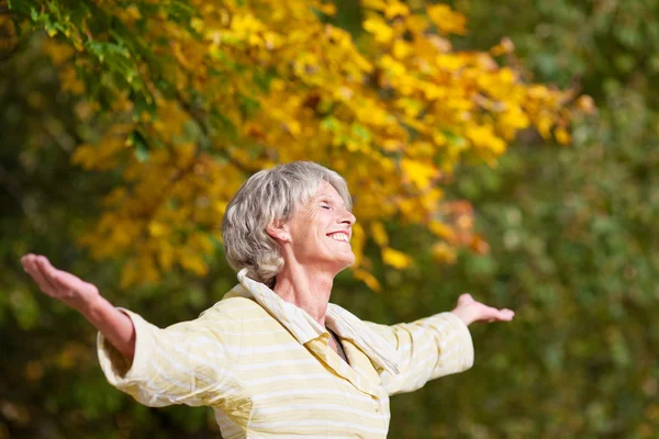 Senior Woman Enjoying Nature In Park — Stock Photo, Image