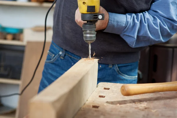 Male Carpenter Using Electric Drill At Workbench — Stock Photo, Image