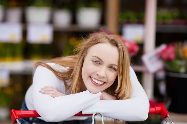 Woman Leaning On Shopping Cart At Supermarket — Stock Photo, Image