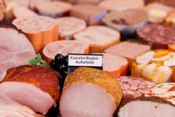 Fleisch und Schild im Kühlfach des Supermarktes — Stockfoto