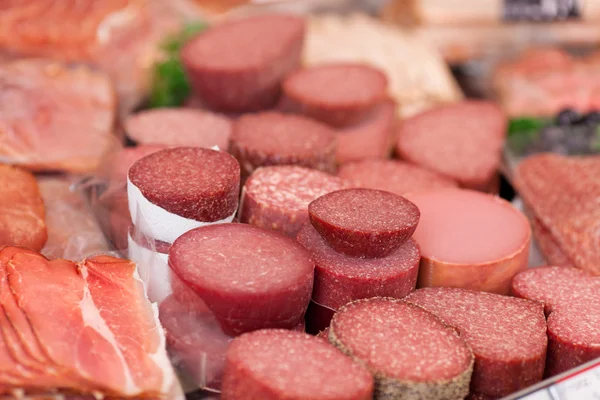 Vlees in het koelschap van de supermarkt — Stockfoto