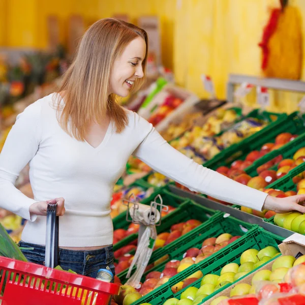 Vrouw appelen in kruidenierswinkelopslag kopen — Stockfoto