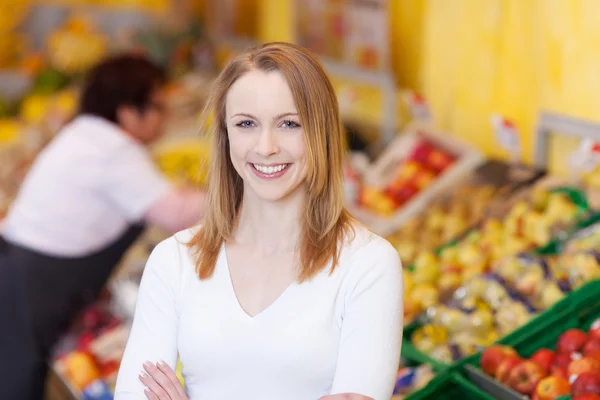 Улыбающаяся женщина в супермаркете — стоковое фото