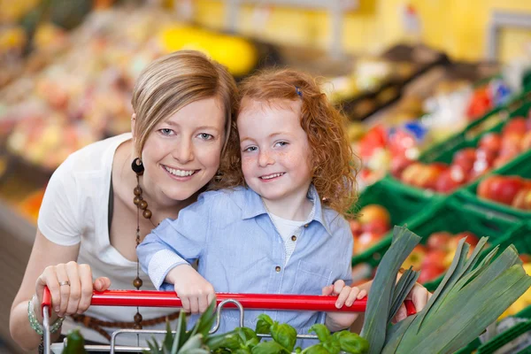 Lächelnde junge Mutter und Tochter — Stockfoto