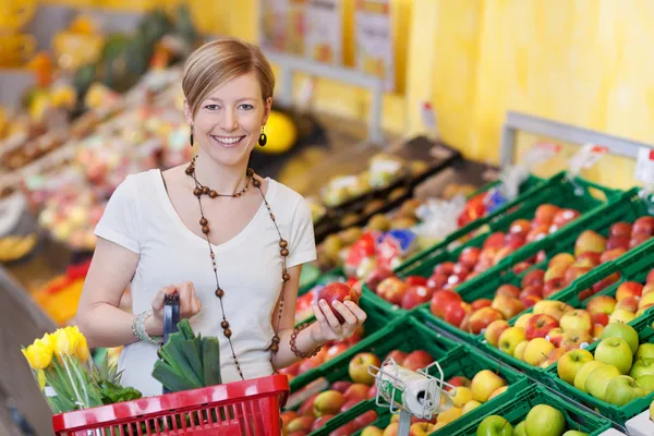 Femme heureuse achetant des produits frais — Photo