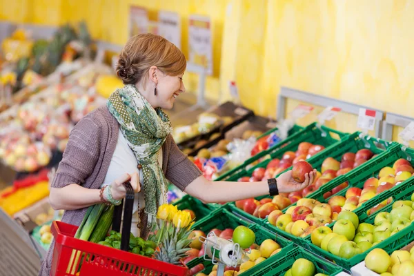 Trendy vrouw kopen verse produceren — Stockfoto