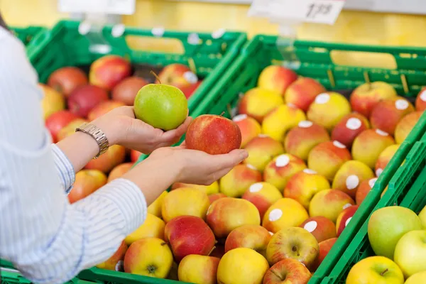 Köpa äpplen i en stormarknad Shopper — Stockfoto