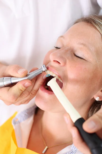 Οδοντίατρος χρησιμοποιώντας τρυπάνι σε οδοντιατρείο — Φωτογραφία Αρχείου