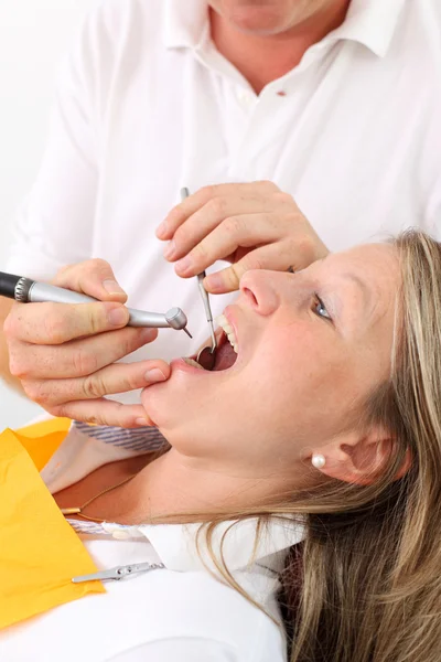 Dentiste utilisant perceuse dentaire et miroir — Photo