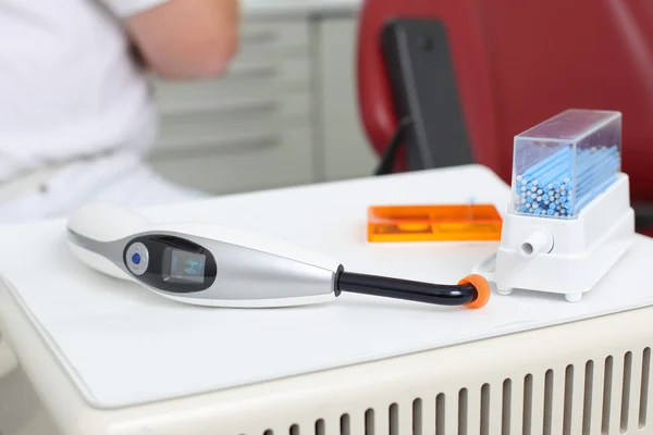 Fechar a luz de cura dental na bandeja — Fotografia de Stock