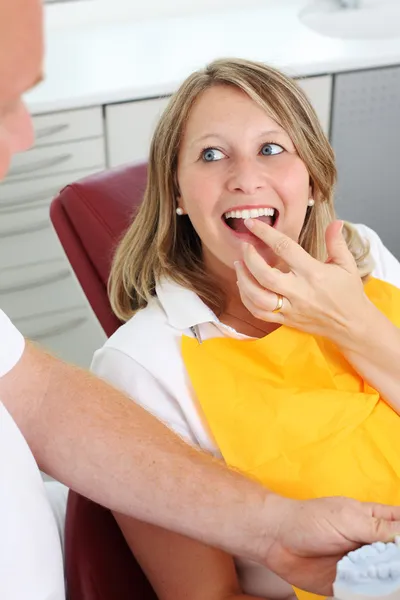 Kvinnlig patient pekar på hennes till diffbroms kugg. — Stockfoto