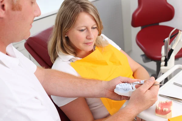 Dentista explica tratamento para paciente do sexo feminino — Fotografia de Stock