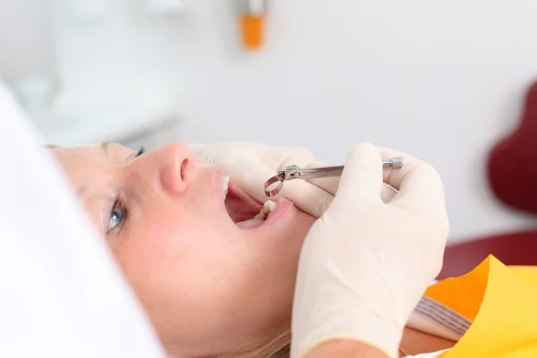 Van tandarts Hand tanden van patiënt met gereedschap meten — Stockfoto