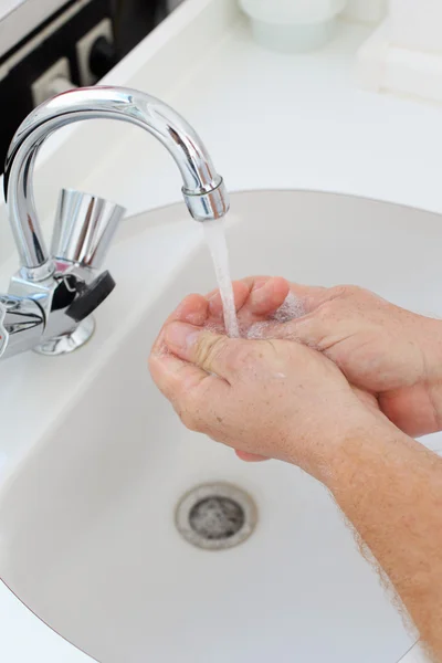 Wassen van de handen in kliniek arts — Stockfoto