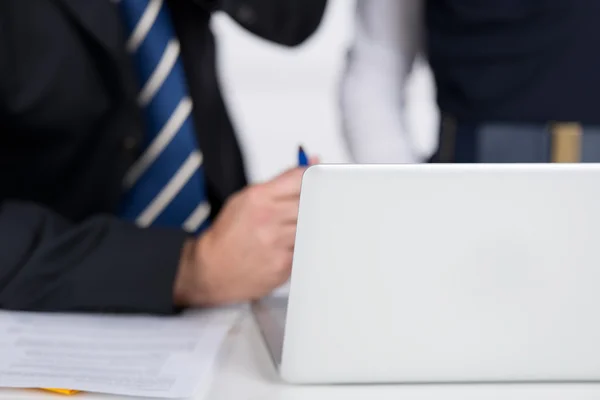 Sección media del hombre de negocios con el ordenador portátil en el escritorio —  Fotos de Stock