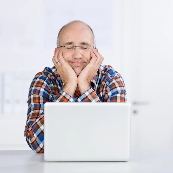 Empresário dormindo com laptop na mesa — Fotografia de Stock