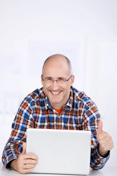 Businessman Gesturing Thumbs Up While Using Laptop At Desk — Stock Photo, Image