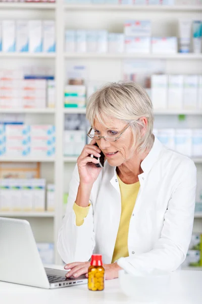 Farmacêutico a receber uma chamada — Fotografia de Stock