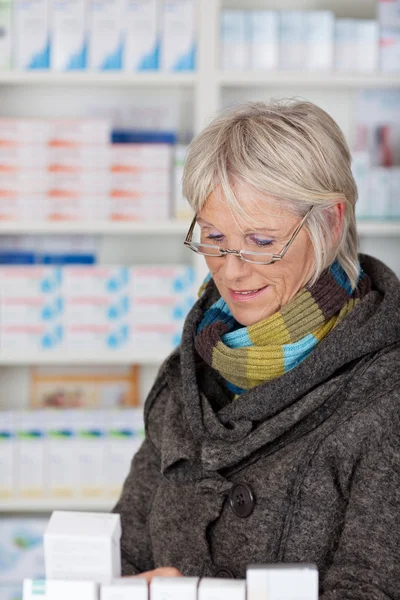 Lachende senior in de apotheek — Stockfoto