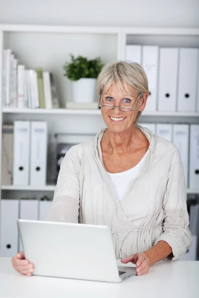 Senior sorridente con laptop — Foto Stock