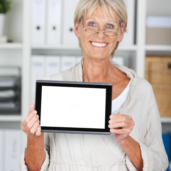 Senior affärskvinna visar digitala tablett i office — Stockfoto