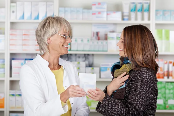 Farmacêutico que dá medicação — Fotografia de Stock