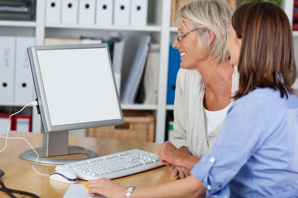 Zwei Weibchen, die auf den Computer schauen — Stockfoto