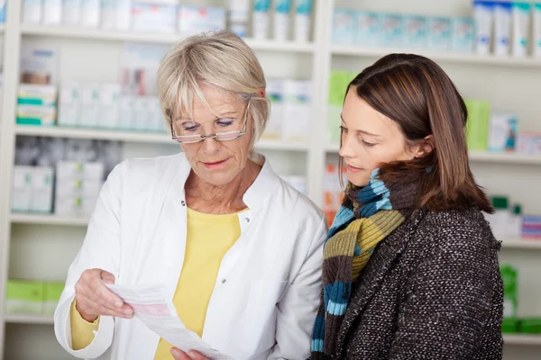 Pharmacist explaining the prescription — Stock Photo, Image