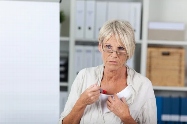 Donna anziana in piedi vicino al flipchart — Foto Stock