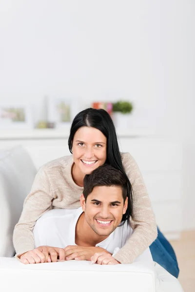 Portret van een vrolijke paar glimlachen — Stockfoto