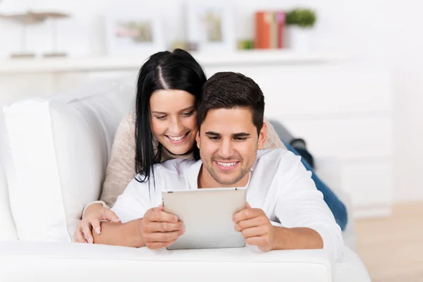 Paar in liefde met behulp van een tablet pc — Stockfoto