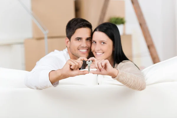 Couple Forming Heart While Holding House Key Against Cardboard B — Stock Photo, Image