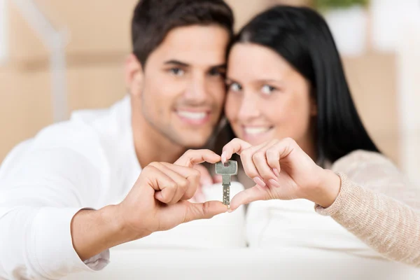 Lyckliga unga par hålla deras nya hus nyckel — Stockfoto