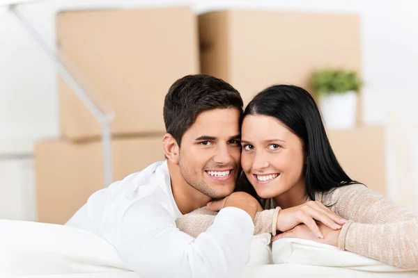 Couple Leaning On Sofa With Cardboard Boxes In Background — Stock Photo, Image