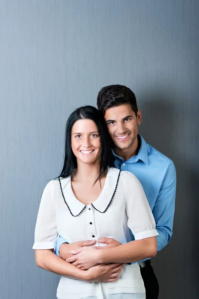 Pareja de negocios contra la pared azul —  Fotos de Stock