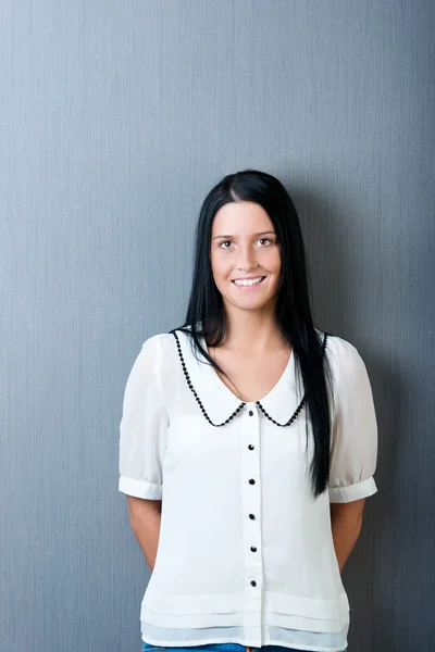 Mujer de negocios apoyada en la pared azul — Foto de Stock