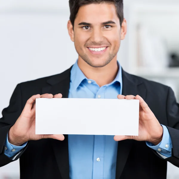 Podnikatel drží prázdné cedulky v úřadu — Stock fotografie